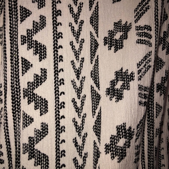 Cute patterned tank top- Francesca’s - Picture 3 of 3